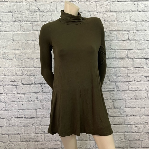Lulus Dresses & Skirts - LULU’S DARK GREEN LONG SLEEVE TURTLENECK DRESS